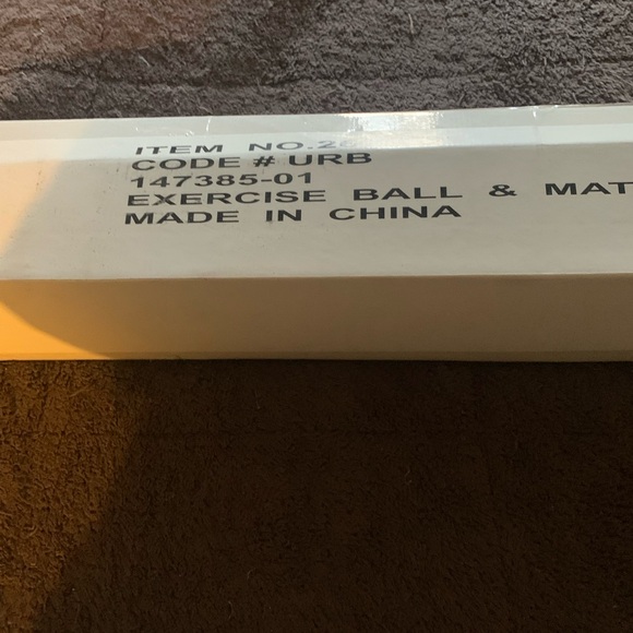 BLUE EXERCISE BALL & MAT .. PREOWNED BUT NEVER USED .. STILL IN PACKAGING - Picture 4 of 5